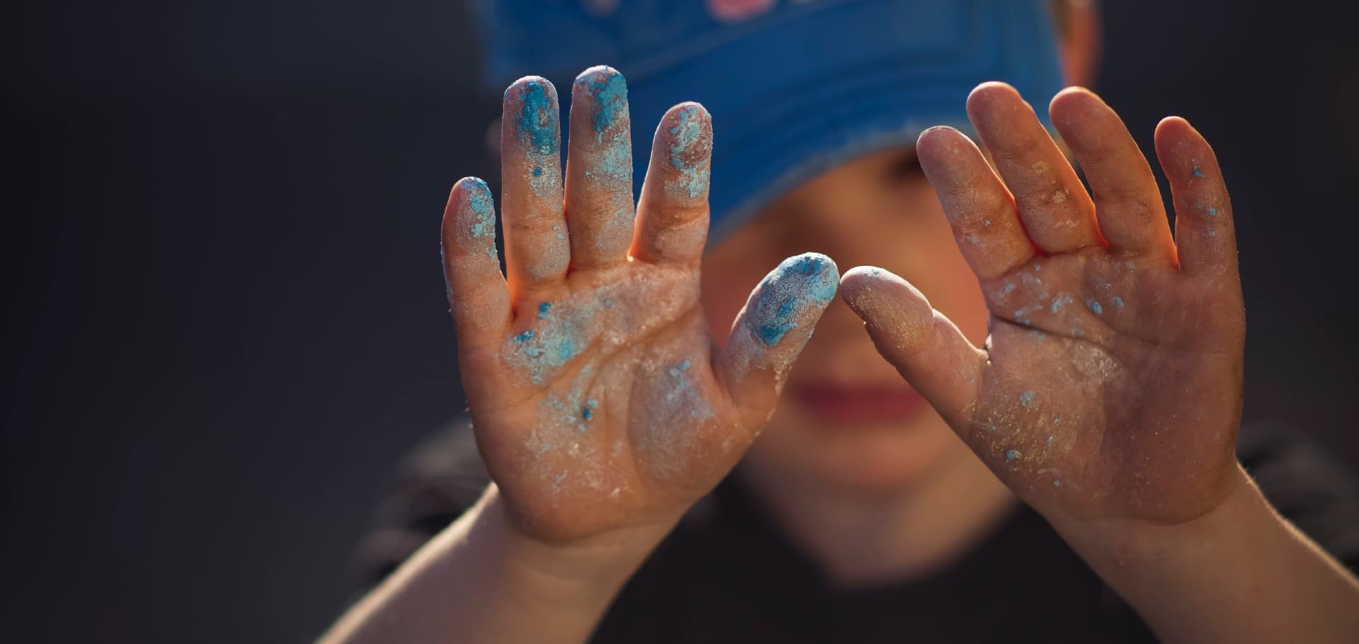niño con pintura en las manos